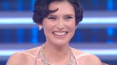 Bianca Balti brilla a Sanremo 2026 in un meraviglioso abito gold firmato Valentino