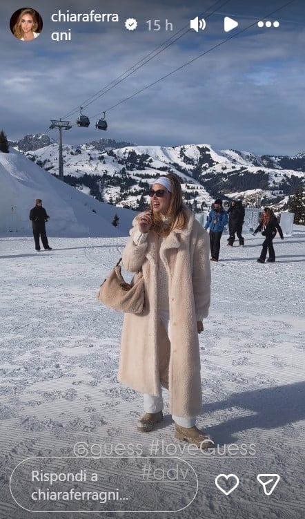 Chiara Ferragni brilla sulla neve con un total white Look e maxi teddy coat