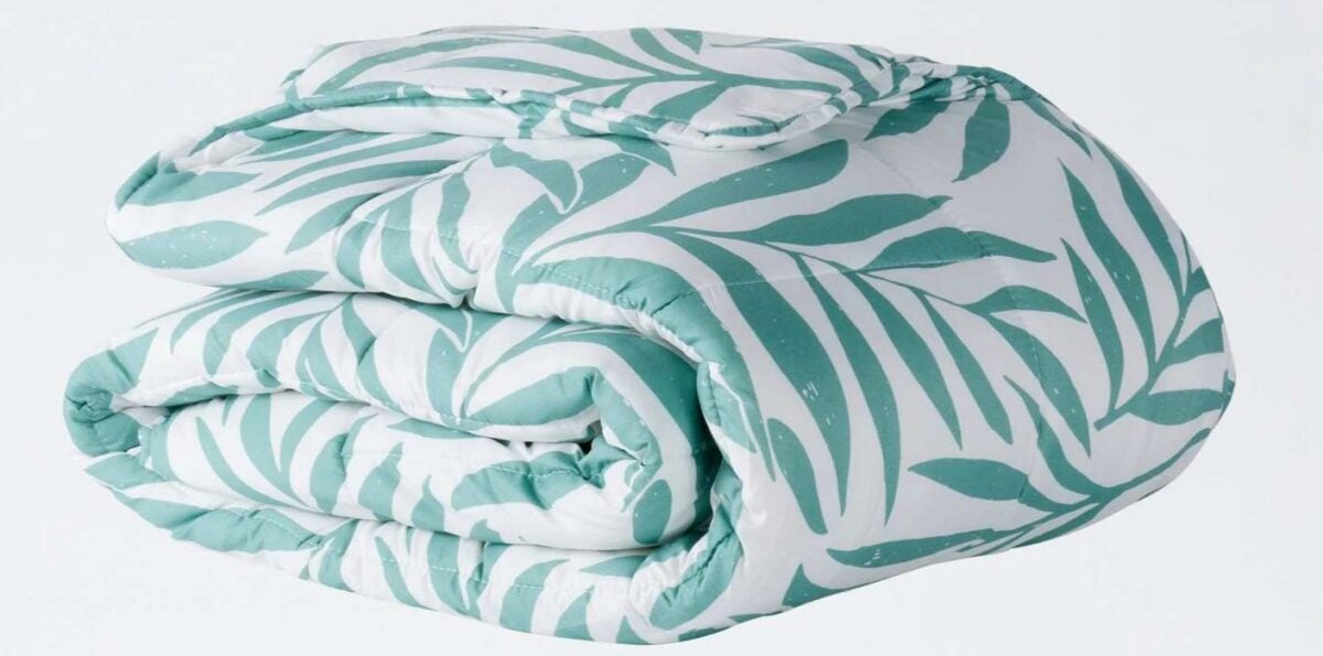 Trapunta primaverile Kiabi con stampa botanica: il modello leggero sotto i 40 euro per rinnova la Camera da Letto