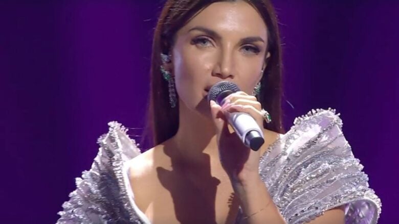 Elettra Lamborghini brilla a Sanremo 2026 con l’abito lungo con cristalli e trasparenze