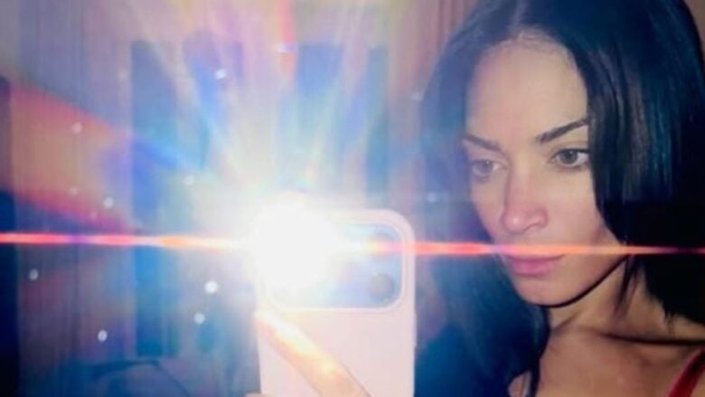 Elodie, selfie sexy allo specchio con l’intimo rosso, con guepiere e autoreggenti