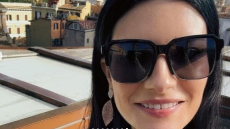 Laura Pausini brilla all’incontro con il Presidente della Repubblica Sergio Mattarella con un Look color crema