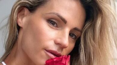 Michelle Hunziker vola alle Maldive con il bikini total white che mette in risalto il suo fisico perfetto!