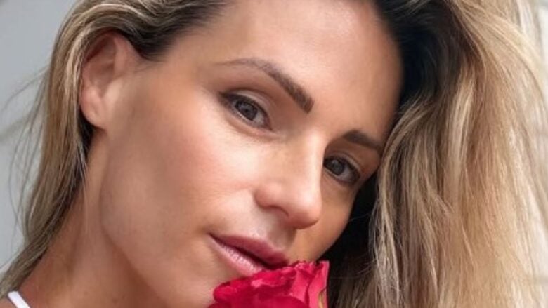 Michelle Hunziker vola alle Maldive con il bikini total white che mette in risalto il suo fisico perfetto!