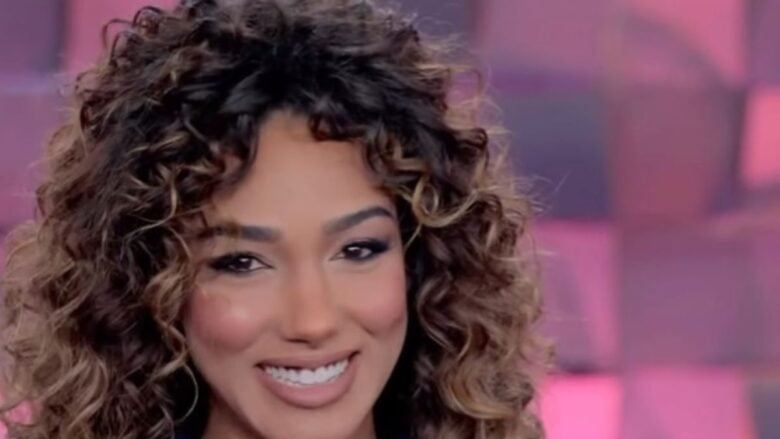 Samira Lui lascia tutti senza fiato a Verissimo con un total denim Look!