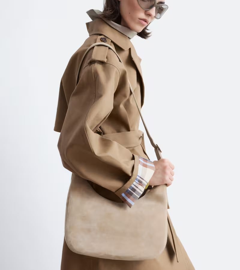Tutte pazze per il Trench beige di & Other Stories, un vero must-have!