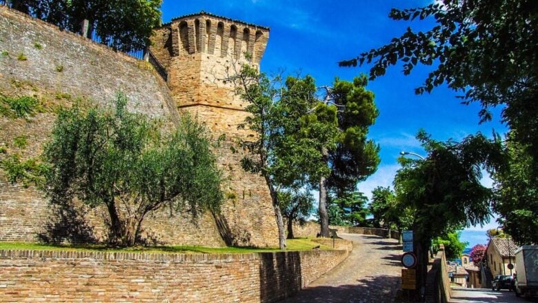 Questo borgo romagnolo fortificato è una perla ricca di storia e bellezza
