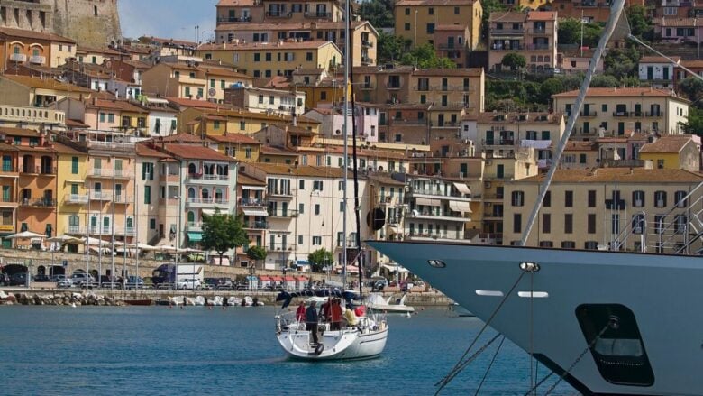 Ecco un borgo toscano colorato e pittoresco da scoprire questa primavera