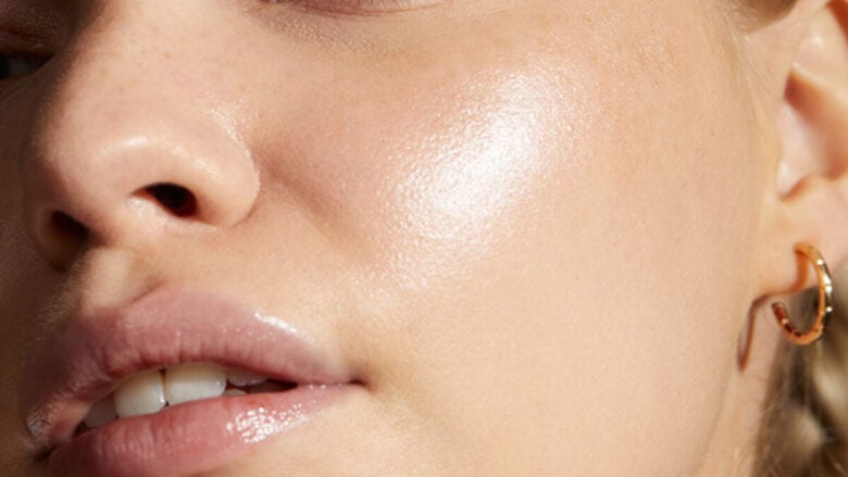 Il segreto per zigomi luminosi? Questi 5 illuminanti dal finish super glow