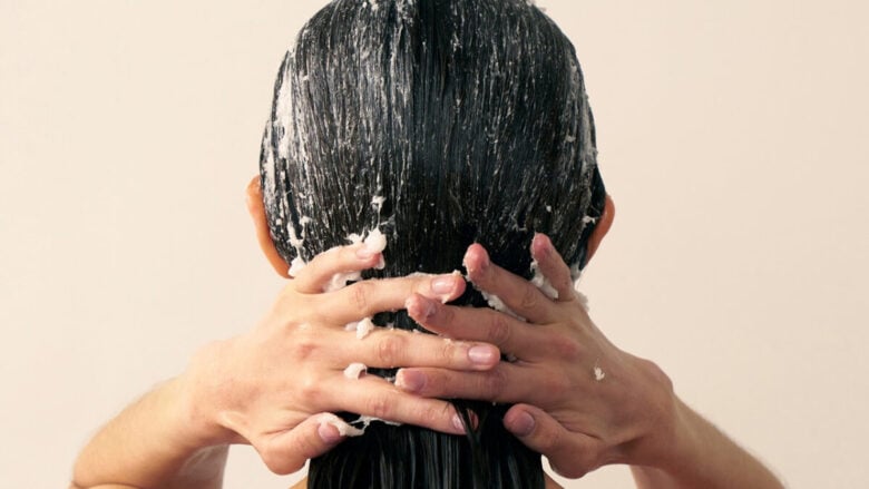 Gli scrub perfetti per un cuoio capelluto pulito e una chioma nutrita