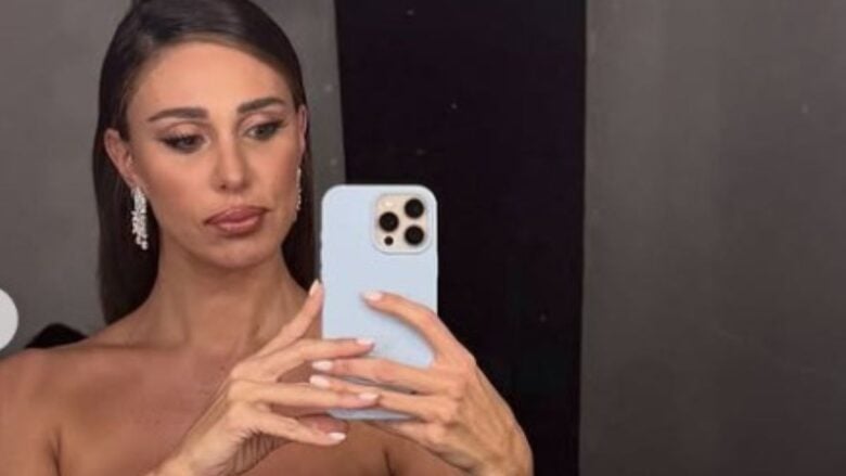 Belen Rodriguez lancia un nuovo trend per la primavera-estate 2026 con il bracciale portato in un altro modo (e in un altro posto!)