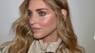 Chiara Ferragni sfila tra le vie di Parigi come una vera super top model con il total Look firmato Stella McCartney