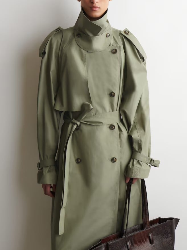 Il Trench di cui avete bisogno adesso? E’ questo by Cos già (quasi) sold out!