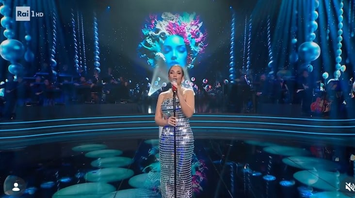 Elettra Lamborghini, pura visione a Canzonissima con questo meraviglioso abito a sirena con giochi di luce e riflessi scintillanti