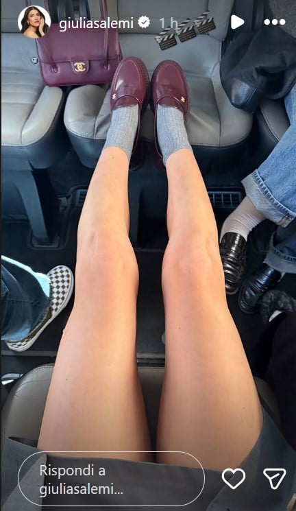 Giulia Salemi, super trendy con gli accessori coordinati e con il colore must di stagione!