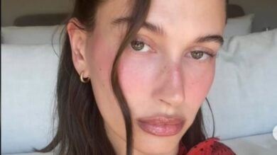 Hailey Bieber lancia la nuova collezione primaverile di lip tint