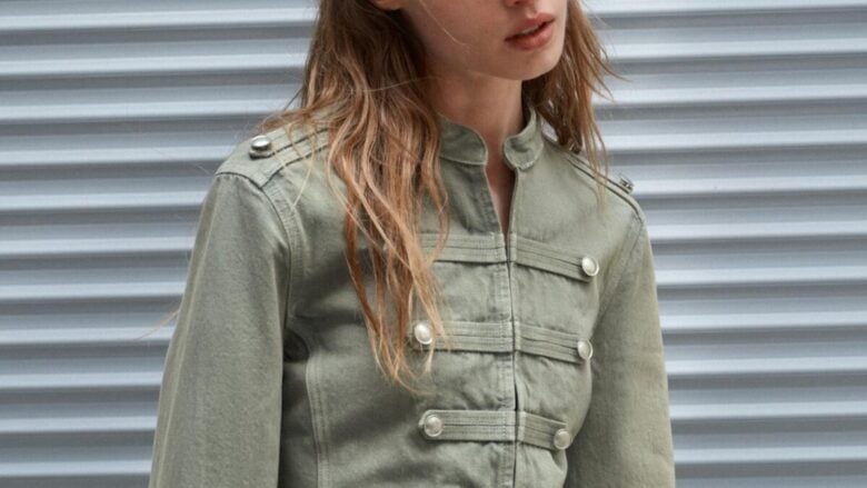 Ricami, alamari e tanto carattere: la Giacca militare è il pezzo chiave della Primavera