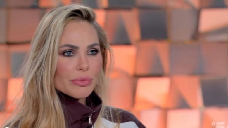 Ilary Blasi brilla a Verissimo con il Look con felpa bomber e gonna lunga con spacco tempestata di paillettes