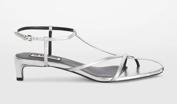 Lo sapevate che le Scarpe argento sono il must have della Primavera 2025?