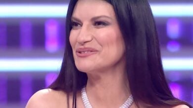 Laura Pausini chiude Sanremo 2026 ‘in bellezza’ con una meravigliosa creazione firmata Balenciaga