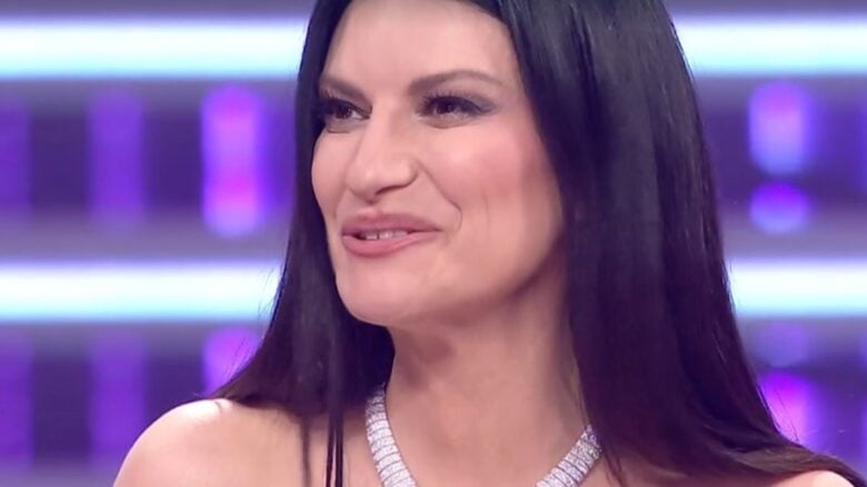 Laura Pausini chiude Sanremo 2026 ‘in bellezza’ con una meravigliosa creazione firmata Balenciaga