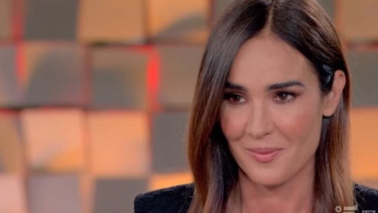 Silvia Toffanin, a Verissimo con l’abito longuette in pizzo nero must di stagione FOTO