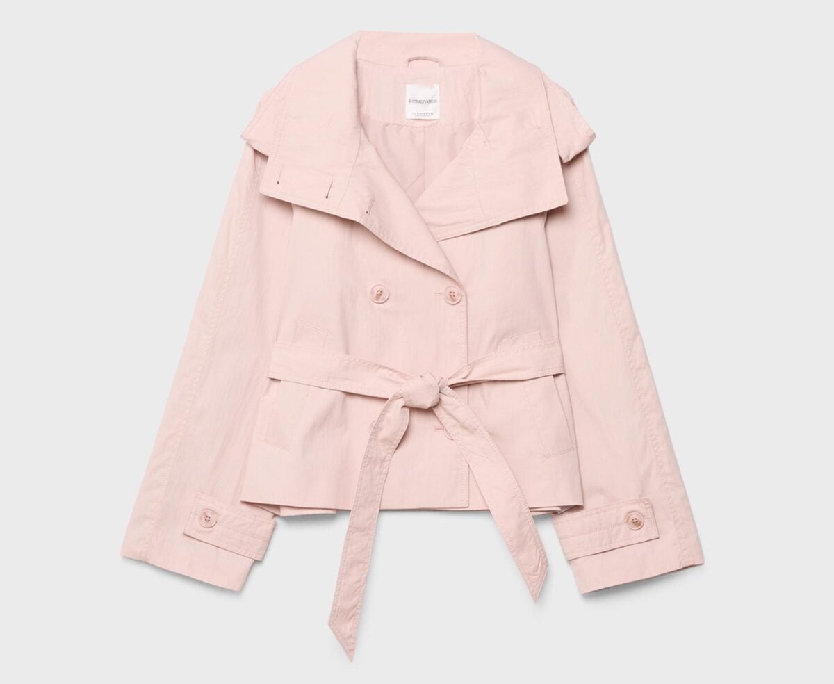 La Giacca di tendenza da avere per la Primavera 2026? Il Trench corto!