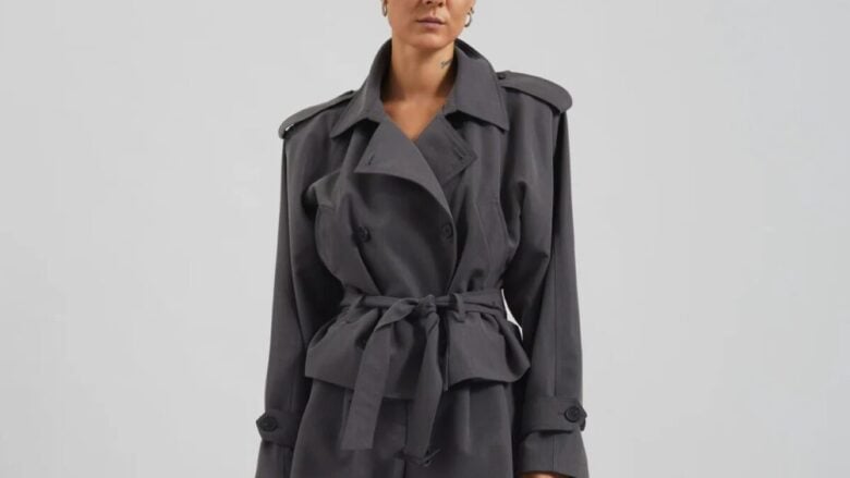 La Giacca di tendenza da avere per la Primavera 2026? Il Trench corto!