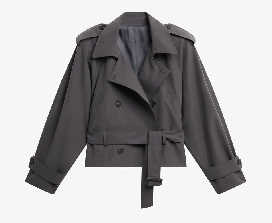 La Giacca di tendenza da avere per la Primavera 2026? Il Trench corto!