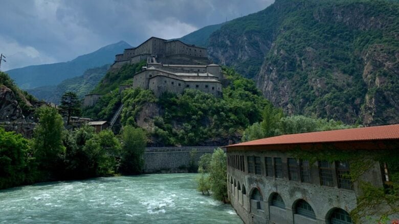 Questo minuscolo borgo di 100 abitanti nasconde una delle fortezze più spettacolari d’Italia