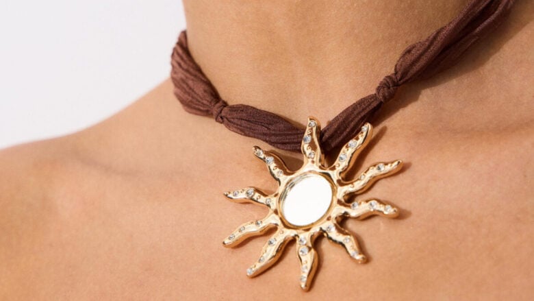 Sono le collane con ciondoli il must have della Primavera 2026, per dei look al top!