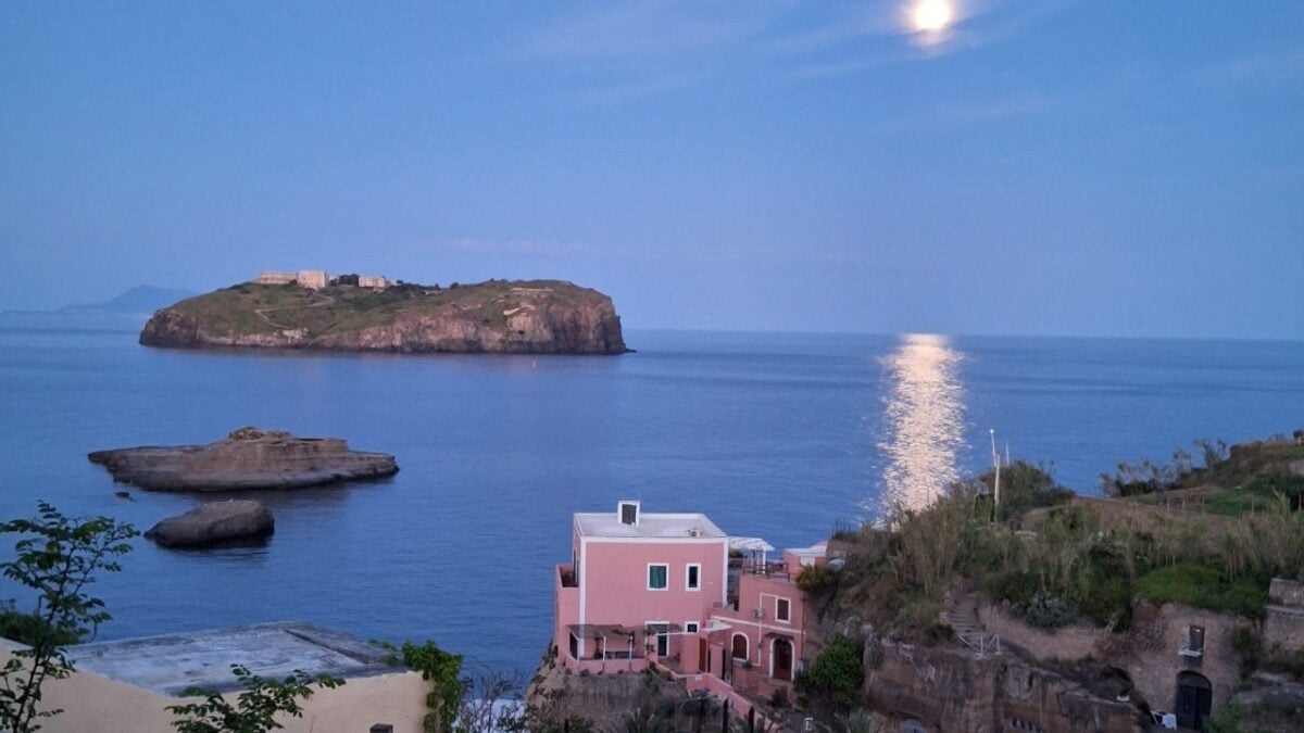 Sembra la Grecia, ma è a due passi da casa: scopri la splendida Isola di Ventotene… Sembra la Grecia, ma è a due passi da casa: scopri la splendida Isola di Ventotene…