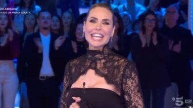 Ilary Blasi, al Grande Fratello Vip con l’abito lungo con dettaglio in pizzo: che sexy!