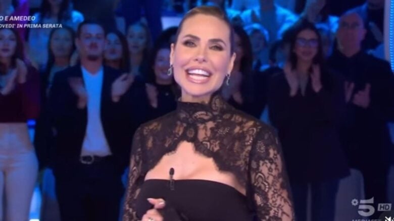 Ilary Blasi, al Grande Fratello Vip con l’abito lungo con dettaglio in pizzo: che sexy!