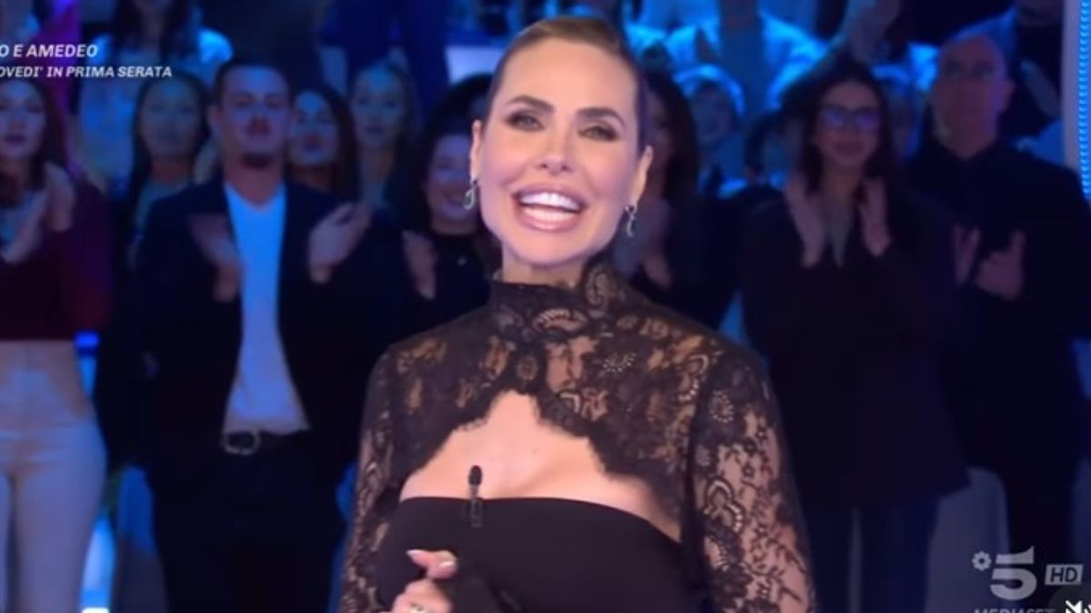 Ilary Blasi, al Grande Fratello Vip con l’abito lungo con dettaglio in pizzo: che sexy! Ilary Blasi, al Grande Fratello Vip con l’abito lungo con dettaglio in pizzo: che sexy!