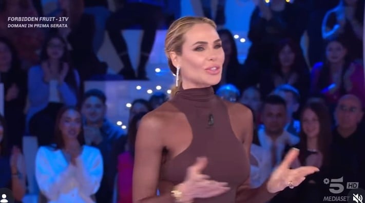 Ilary Blasi, al Grande Fratello Vip con il colore must di stagione: scopri qui il Look!