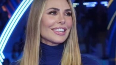 Ilary Blasi sceglie il blu notte come colore must del suo Look per la nuova puntata del Grande Fratello Vip