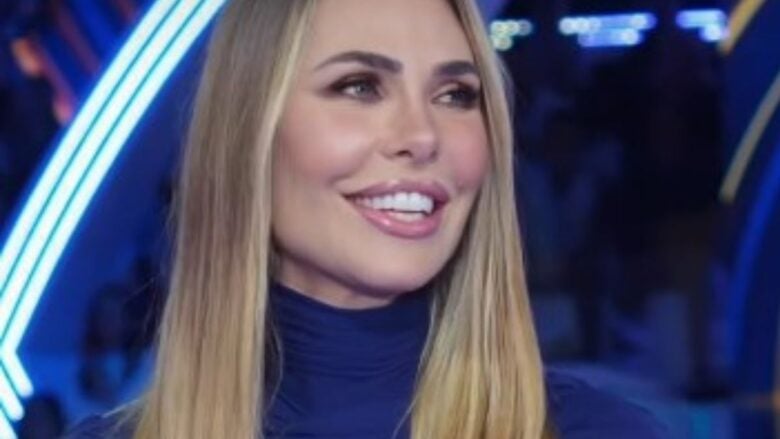 Ilary Blasi sceglie il blu notte come colore must del suo Look per la nuova puntata del Grande Fratello Vip