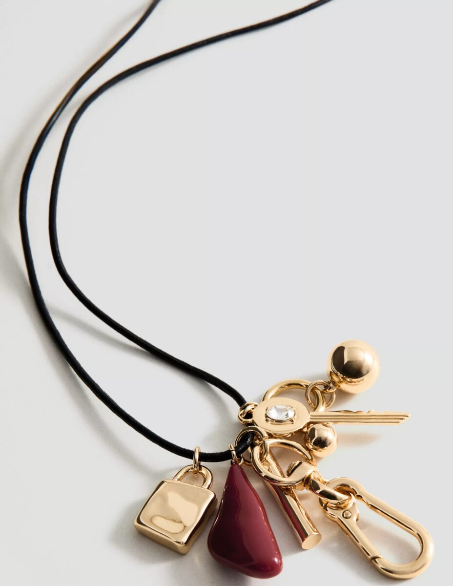 Sono le collane con ciondoli il must have della Primavera 2026, per dei look al top!