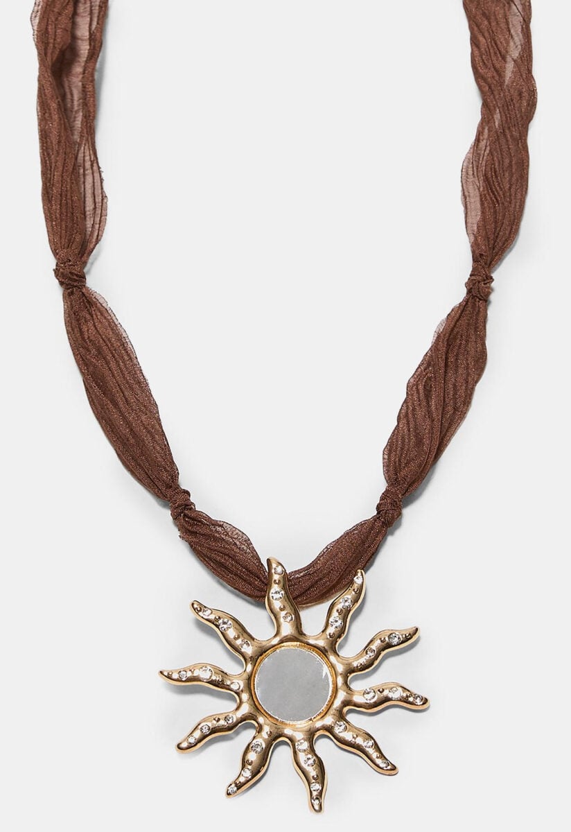 Sono le collane con ciondoli il must have della Primavera 2026, per dei look al top!