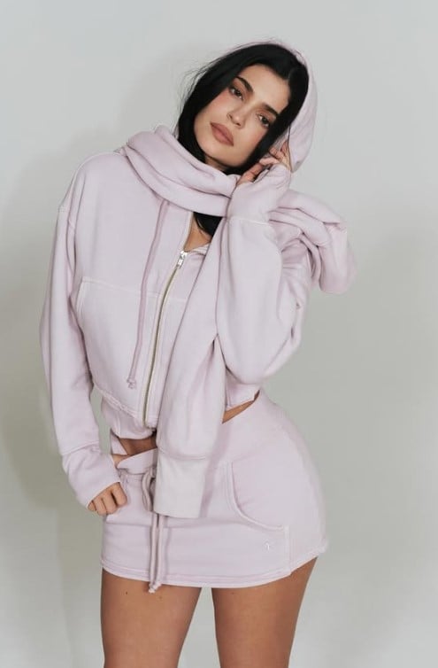 Kylie Jenner lancia la sua nuova collezione ‘Born in LA’ con il suo brand Khy