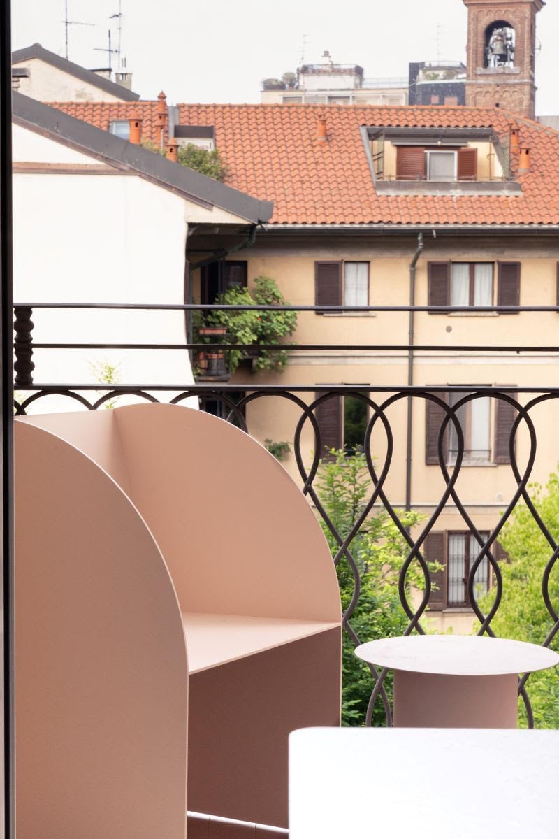 Milano Design Week 2026 RIPA reinterpreta sedia e tavolo di origine popolare e apre al Multi-materia