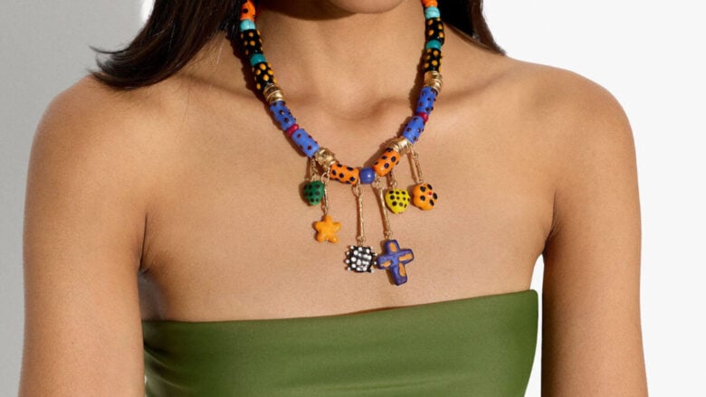 Dimentica le solite catenine: sono le collane con Charms l’accessorio più trendy della bella stagione