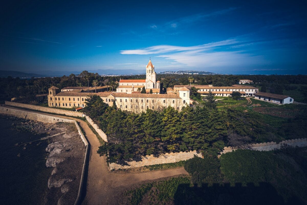 Sei a Cannes per il Festival del Cinema? Devi assolutamente concederti una gita alle Isole di Lérins Sei a Cannes per il Festival del Cinema? Devi assolutamente concederti una gita alle Isole di Lérins