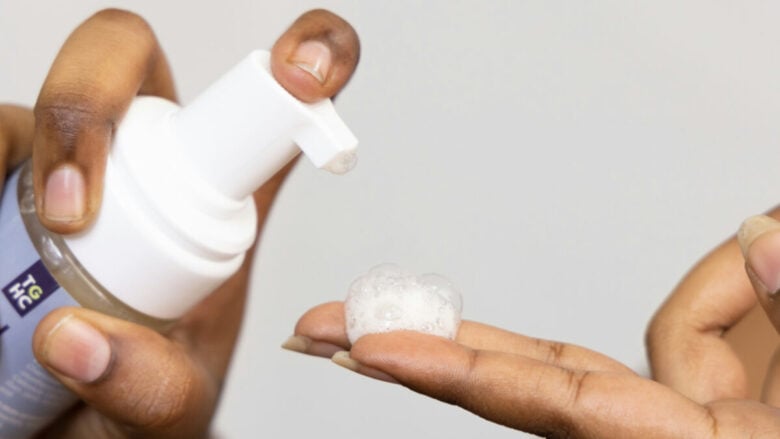 I migliori detergenti in mousse per una pelle del viso detersa e pulita