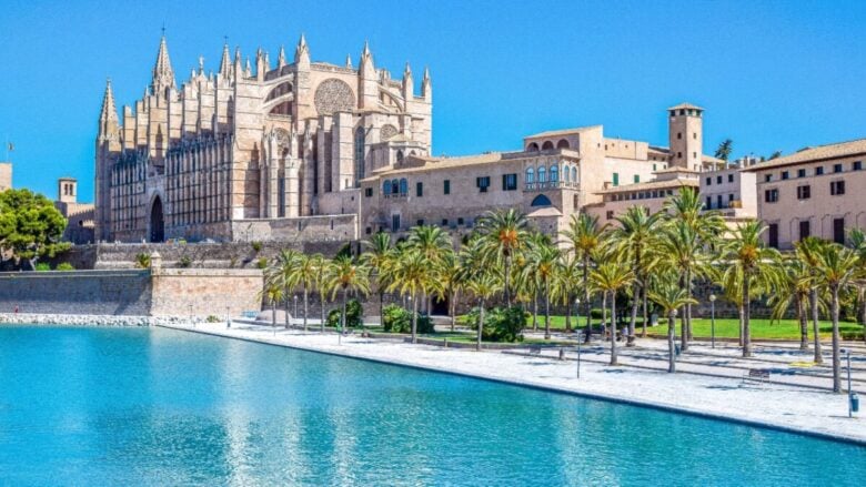 Maiorca in primavera: itinerario di viaggio tra spiagge, borghi e locali glamour