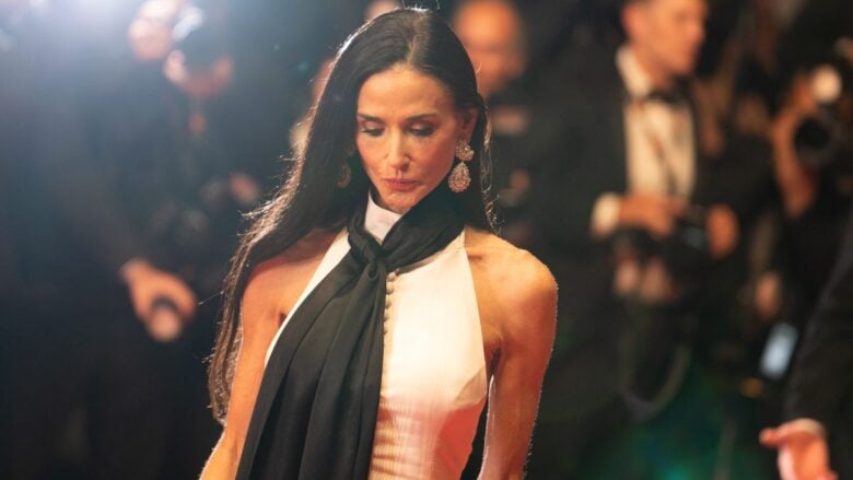 Cannes 2026, Demi Moore è una diva d’altri tempi con il Look black and white FOTO