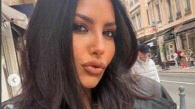 Elisabetta Gregoraci sfoggia il completo due pezzi di super tendenza per questa stagione: scoprilo qui!