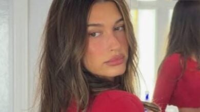 Hailey Bieber è il volto della nuova collezione Summer 2026 di Mango