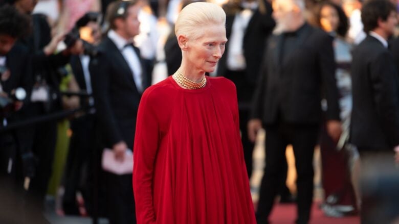 Tilda Swinton ruba (di nuovo) la scena a Cannes 2026 con un total red Look firmato Chanel